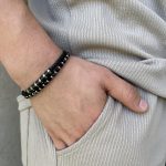 ⁦צמיד לגבר מבית JETEM - שילוב עור ואבני אמטייט שחורות⁩ – תמונה ⁦2⁩