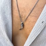 ⁦שרשרת תליון שן לגבר⁩ – תמונה ⁦2⁩