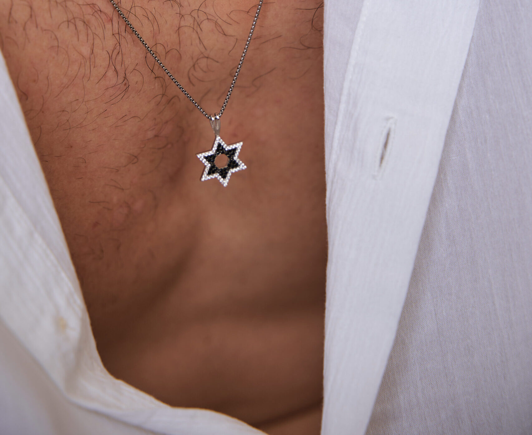 Star-of-David-silver-necklace-for-men-2-scaled-e1726501277814.jpg שרשרת כסף מגן דוד שיבוץ כפול – תמונה 1
