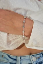 ⁦צמיד טניס כסף  משובץ זרקון בעיצוב מלבני יוקרתי⁩ – תמונה ⁦3⁩