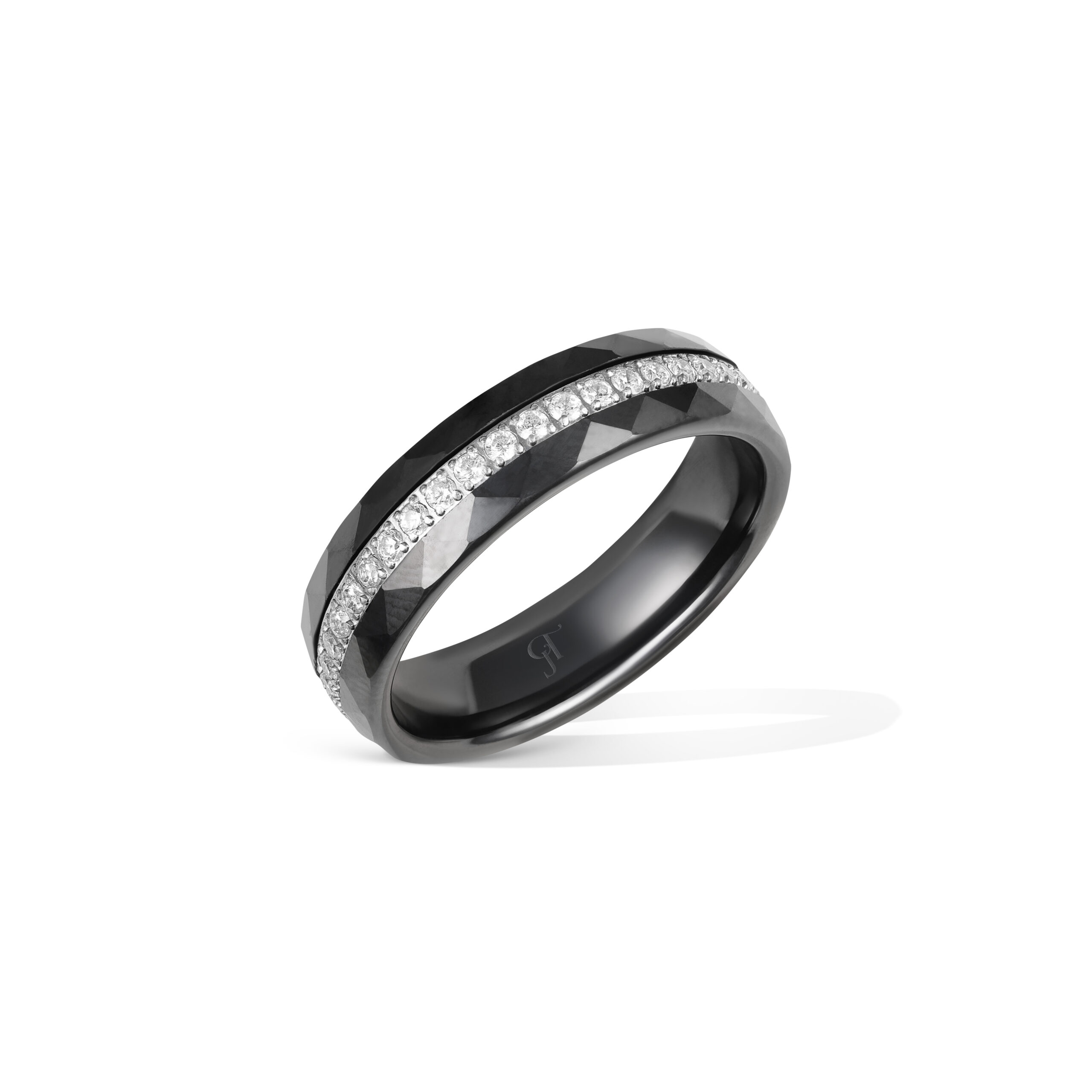 men-ring-1002-scaled-3.jpg טבעת לגבר שחורה עם חיתוכי לייזר ושיבוץ זרקונים – תמונה 1